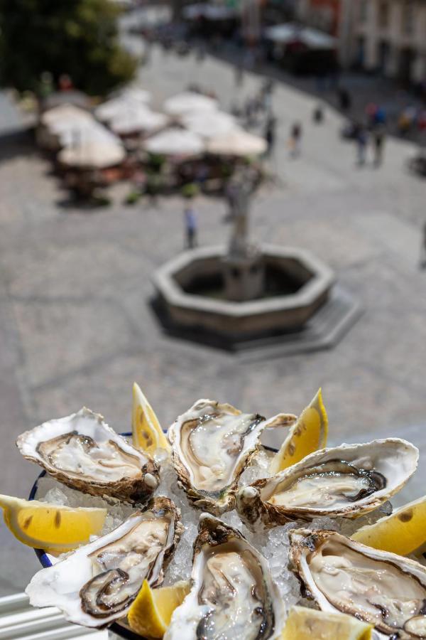 Oysters & Bubbles Gastro Hotel. Rynok Square *