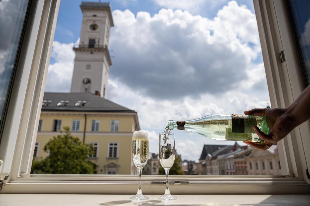 Oysters & Bubbles Gastro Hotel. Rynok Square Hotel